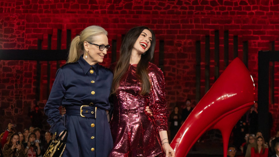 Il Diavolo Veste Prada 2, Streep e Hathaway nelle prime foto del tour mondiale