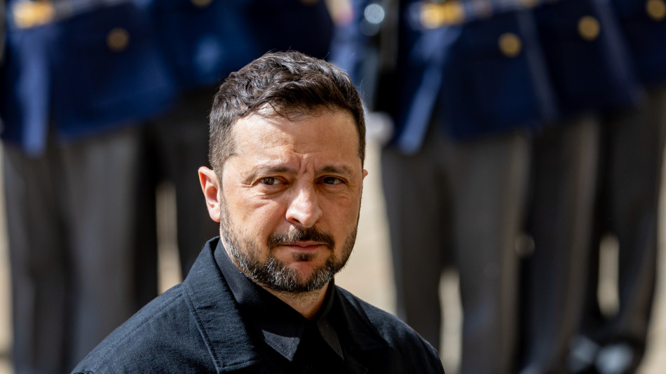 Zelensky, 'Mosca chiede tregua mentre ci bombarda,cinismo'