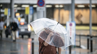 Un tif&oacute;n "extremadamente fuerte" toca tierra en el sur de Jap&oacute;n