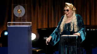 &Iacute;cono del folk Joni Mitchell recibe premio en gala llena de estrellas