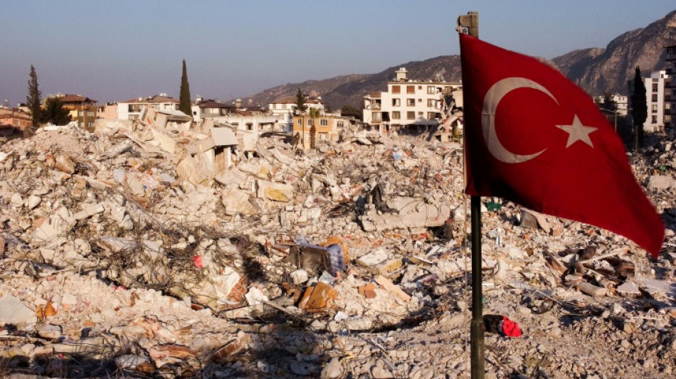 Rescatan bajo los escombros a otros tres supervivientes del sismo en Turqu&iacute;a