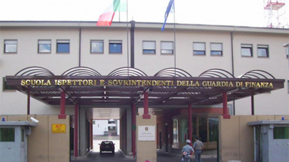 Morta la 22enne precipitata dal palazzo della scuola Gdf all'Aquila