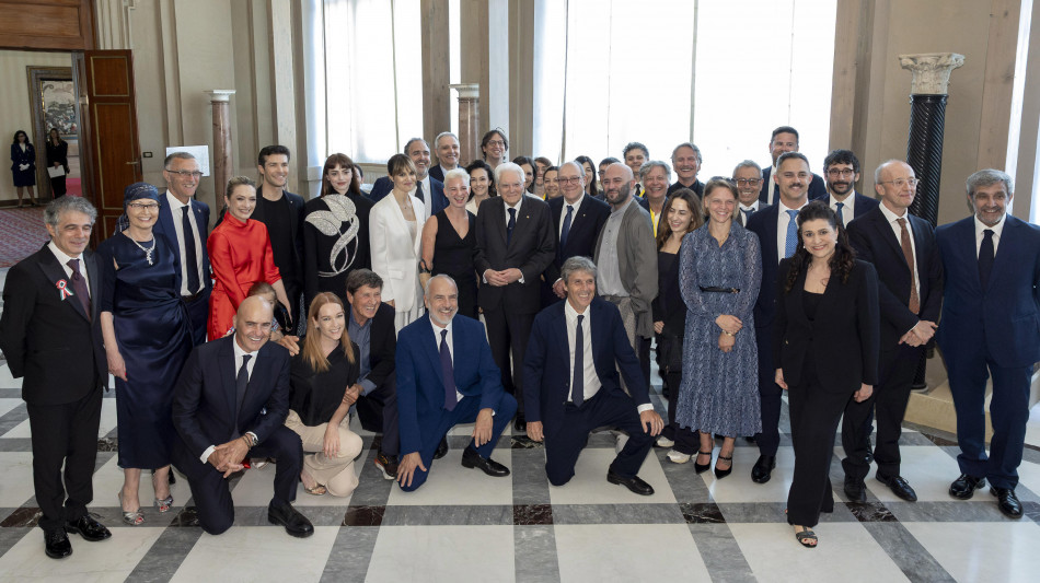 Arianna Fontana regala una medaglia olimpica al presidente Mattarella