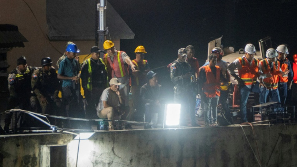 Parentes de desaparecidos em desabamento na Rep&uacute;blica Dominicana esperam por um milagre