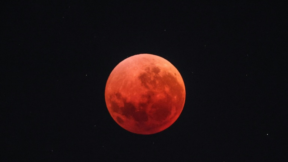 La "luna de sangre" emerge durante el eclipse total lunar