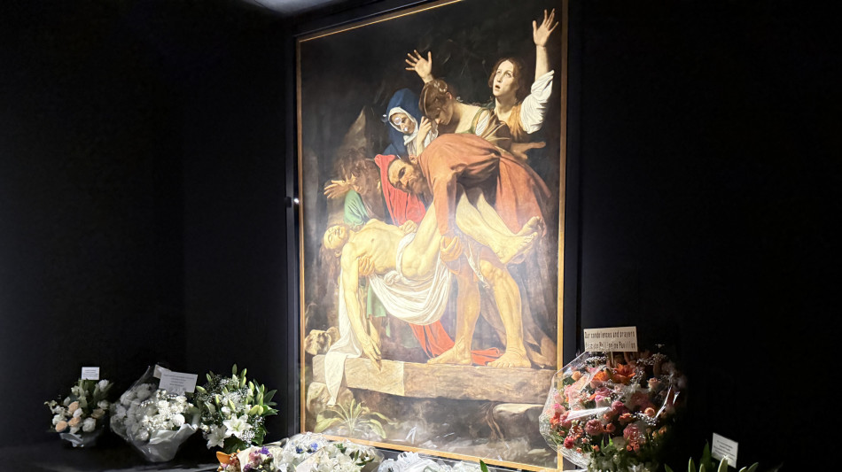 Fiori e cordoglio per il Papa al Padiglione Italia