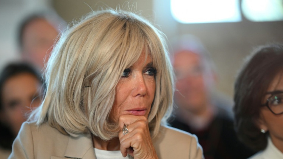 El presidente francés y su esposa entregarán pruebas "científicas" de que Brigitte Macron es mujer