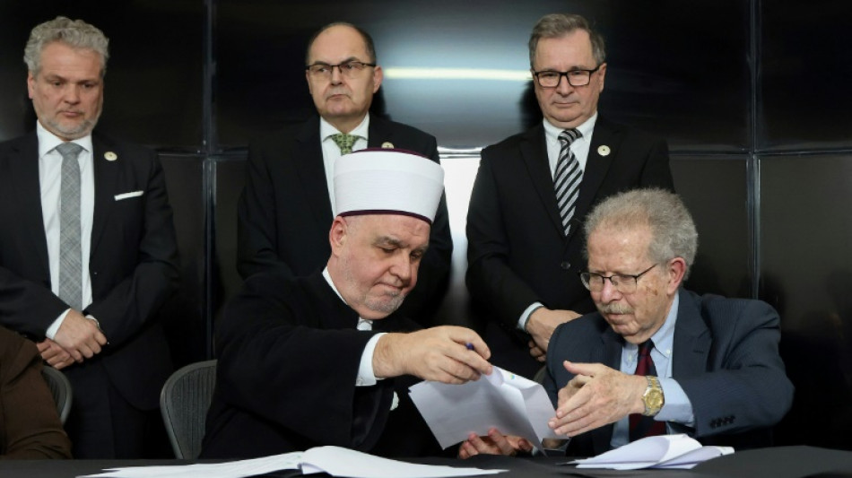 Judeus e mu&ccedil;ulmanos lan&ccedil;am em Srebrenica iniciativa pela paz