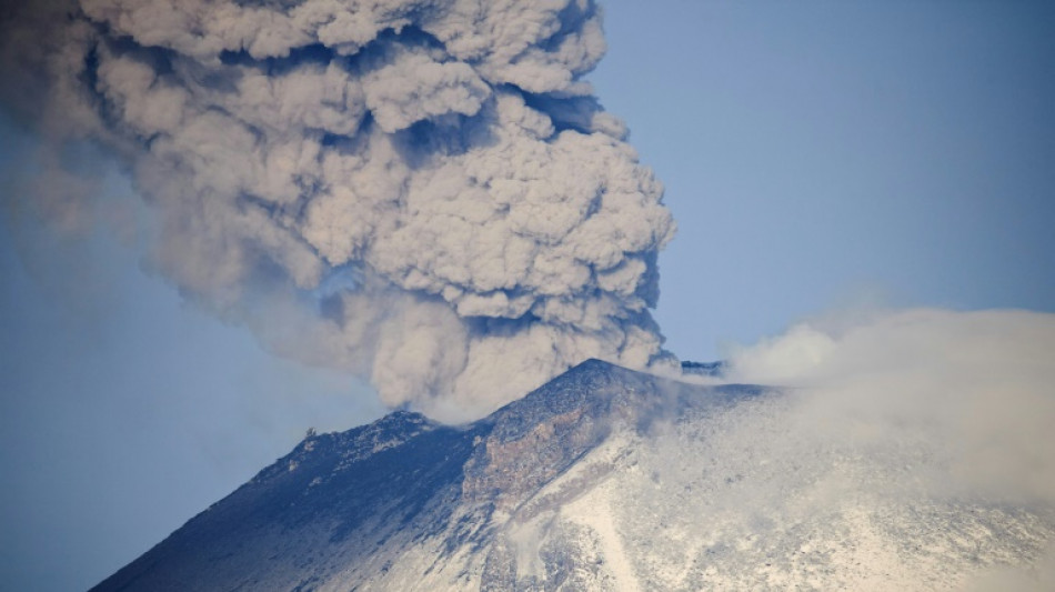 Mexique: au-dessous du volcan, l'heure est &agrave; l'incertitude et au balayage des cendres