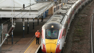 Messerangriff in Zug in England: Verdächtiger des versuchten Mordes beschuldigt