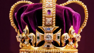 Una coronaci&oacute;n con tres coronas y dos carrozas