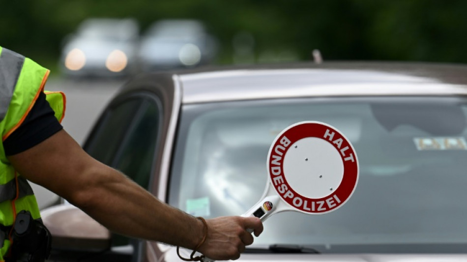 Polizei in Schleswig-Holstein stoppt Auto mit zw&ouml;lf Erwachsenen und Kindern