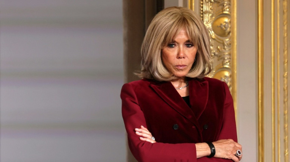 Brigitte Macron califica de "zorras estúpidas" a feministas que interrumpieron espectáculo