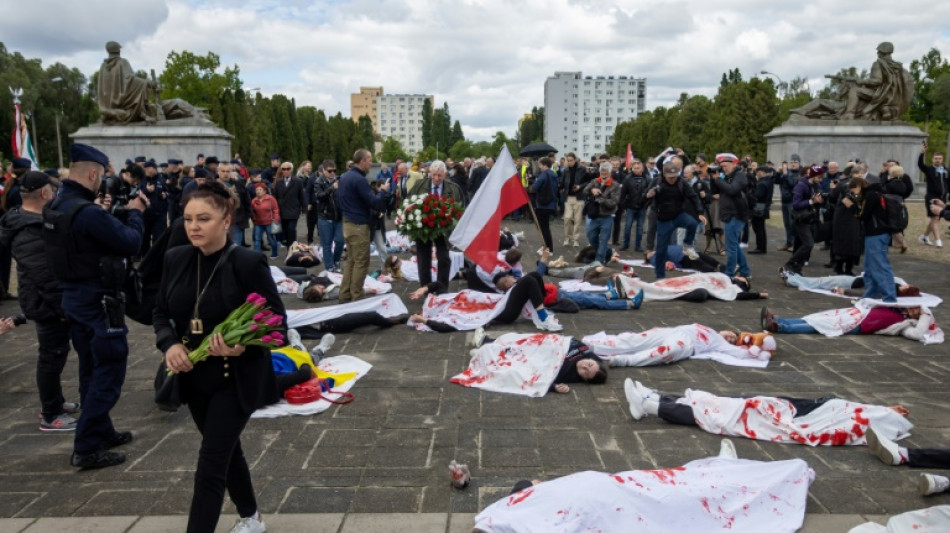 Des manifestants simulent la mort devant le m&eacute;morial sovi&eacute;tique &agrave; Varsovie