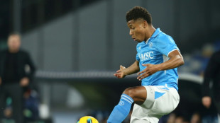 Lesionado, David Neres poder&aacute; desfalcar Napoli na reta final da temporada