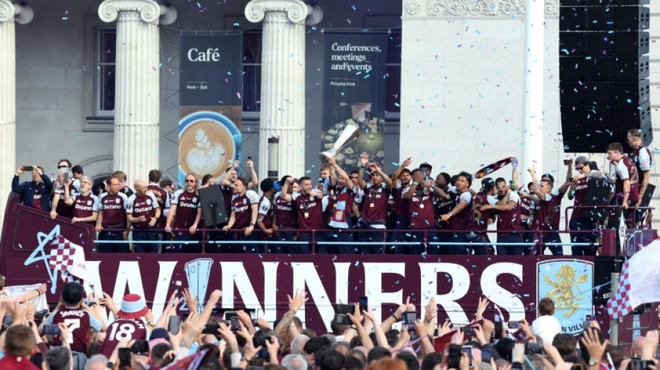 Aston Villa desfila com trof&eacute;u da Liga Europa diante de multid&atilde;o em Birmingham