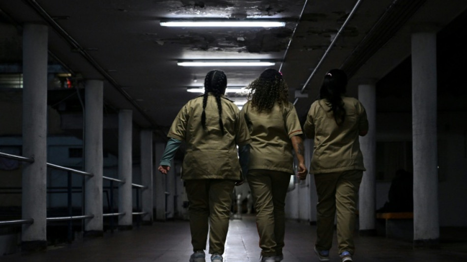 Col&ocirc;mbia liberta 99 mulheres presas por narcotr&aacute;fico