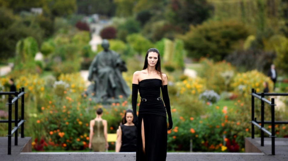 Givenchy da en Par&iacute;s una lecci&oacute;n de sofisticaci&oacute;n con un toque informal