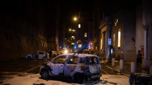 Guerriglia a Bologna fino a notte, incendiata anche un'auto del Comune