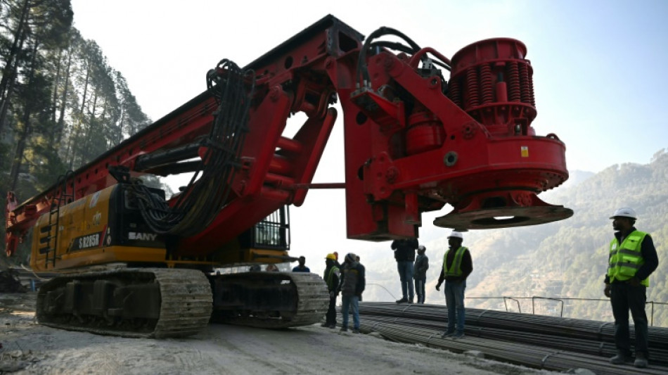 Ouvriers pi&eacute;g&eacute;s dans un tunnel en Inde : d&eacute;but du forage vertical