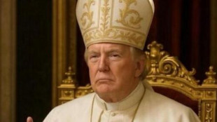 Donald Trump vestito da papa sui social della Casa Bianca