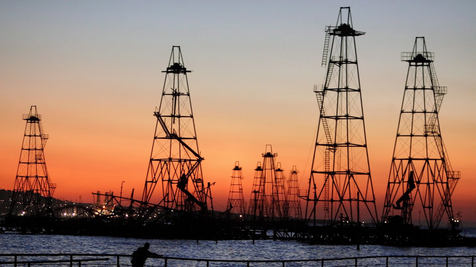 Il petrolio &egrave; in forte rialzo dopo gli attacchi iraniani, Wti a 82,07 dollari (+3,55%)