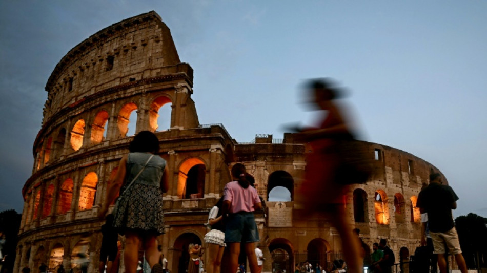 Turistas fogem da onda de calor em Roma