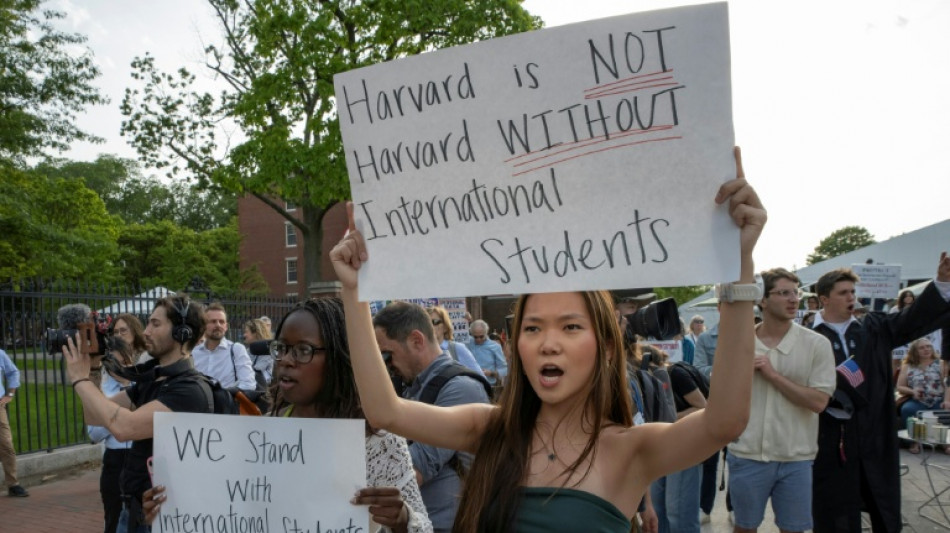 Estudiantes protestan por el plan de Trump de cancelar los contratos restantes con Harvard 