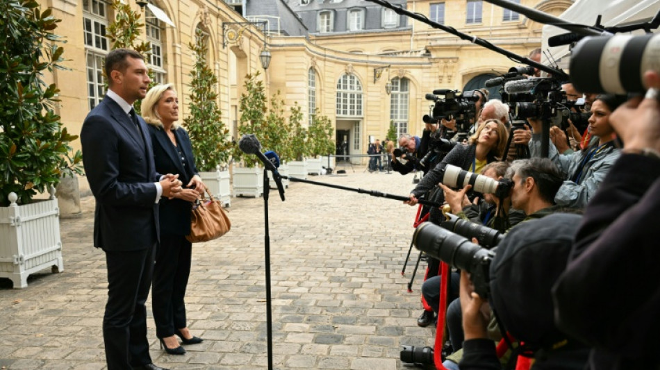Le Pen pide elecciones "ultrarr&aacute;pidas" en Francia si cae el gobierno