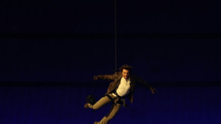 Y Tom Cruise salt&oacute; del techo: Par&iacute;s le pasa el testigo ol&iacute;mpico a Los &Aacute;ngeles 