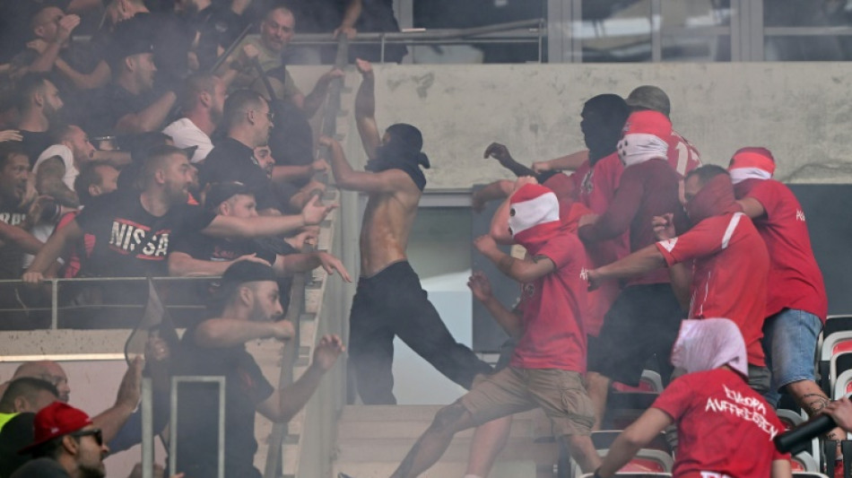 Nice-Cologne: violents affrontements entre supporters, 32 bless&eacute;s dont un grave