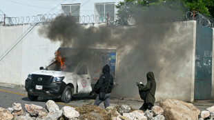 Queman camionetas en una protesta por la desaparici&oacute;n de 43 estudiantes mexicanos