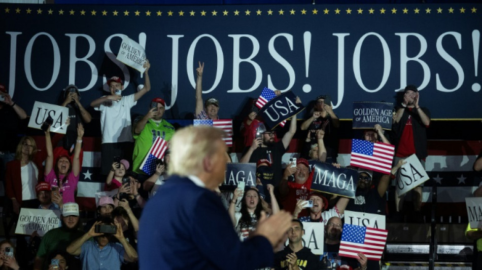 "Un trabajo estupendo": Trump celebra entre vítores 100 días de gobierno