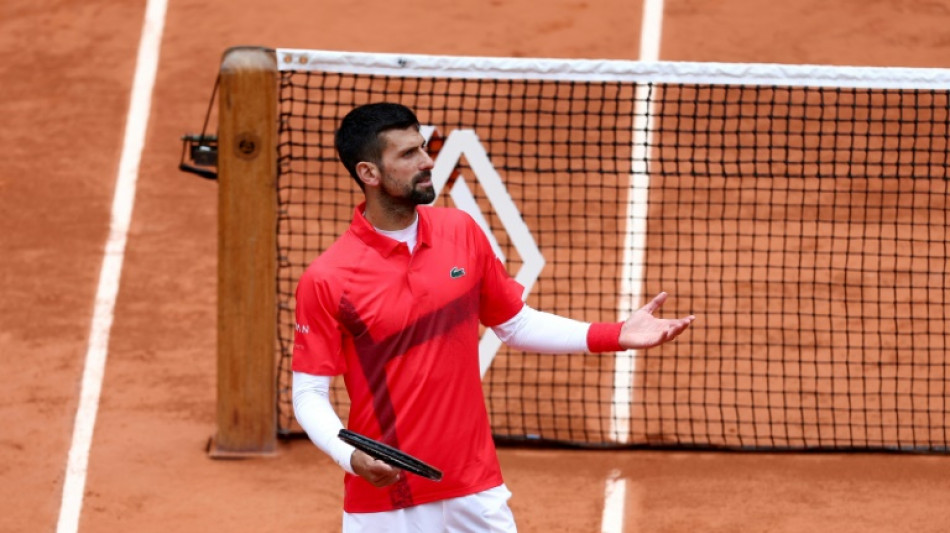 Djokovic estreia sem grandes dificuldades e avan&ccedil;a em Roland Garros