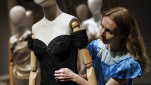Lady D in 'revenge dress' entra al Museo delle cere di Parigi