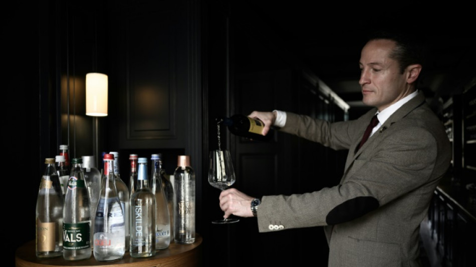 Un pu&ntilde;ado de sumilleres degustan tanto el vino como el agua