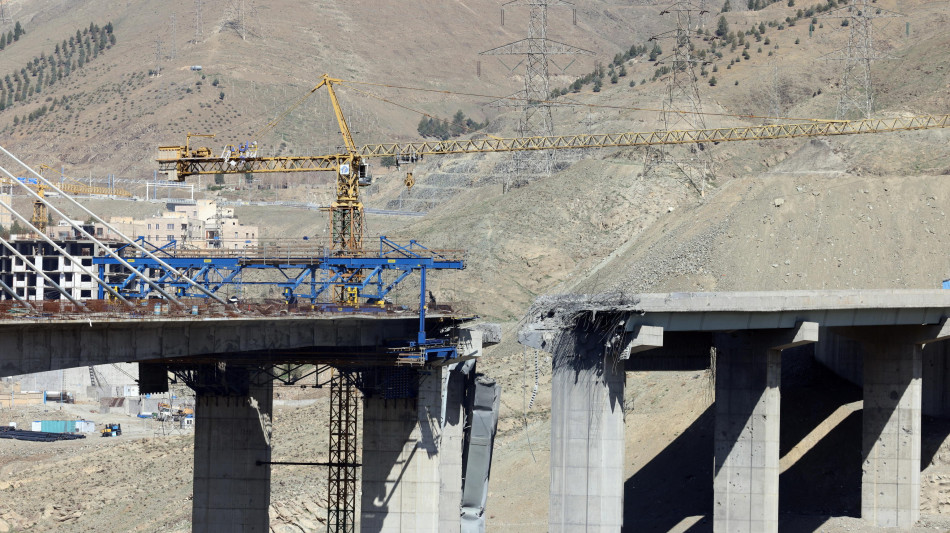 Iran, 'il 60% del ponte B1 a Karaj danneggiato nell'attacco'