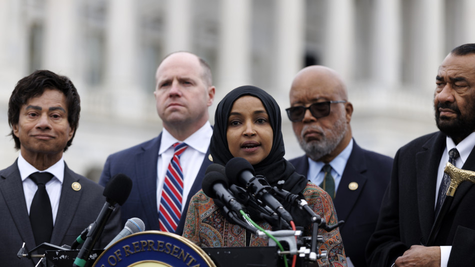 Deputata dem Usa spruzzata con una sostanza sconosciuta mentre parla a Minneapolis