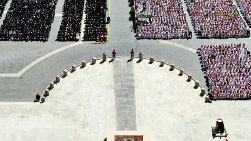 Applaudissements et acclamations pour les adieux au "pape proche des plus petits"
