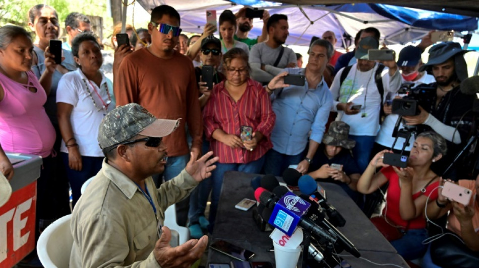 Familiares "desesperados" desconf&iacute;an de operativo de rescate de mineros en M&eacute;xico