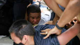 "No se resista", agentes del ICE detienen a dos migrantes dentro de un tribunal en Nueva York