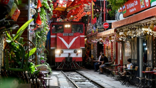 Los turistas amantes de la adrenalina mantienen viva la calle del tren en Vietnam