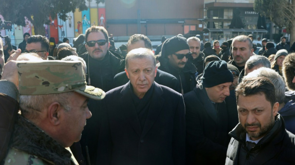 Erdogan r&auml;umt bei Besuch von Erdbebenregion "Defizite" im Krisenmanagement ein
