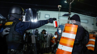 Toque de recolher em Newark ap&oacute;s incidentes perto de centro de deten&ccedil;&atilde;o de imigrantes