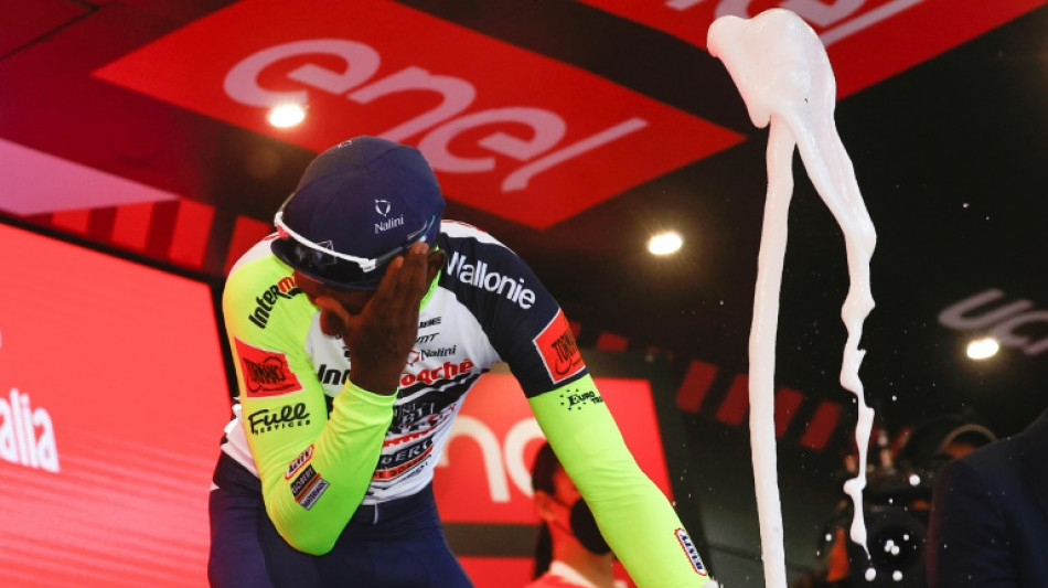 Giro: bless&eacute; &agrave; un oeil par un bouchon de prosecco, l'Erythr&eacute;en Girmay se retire