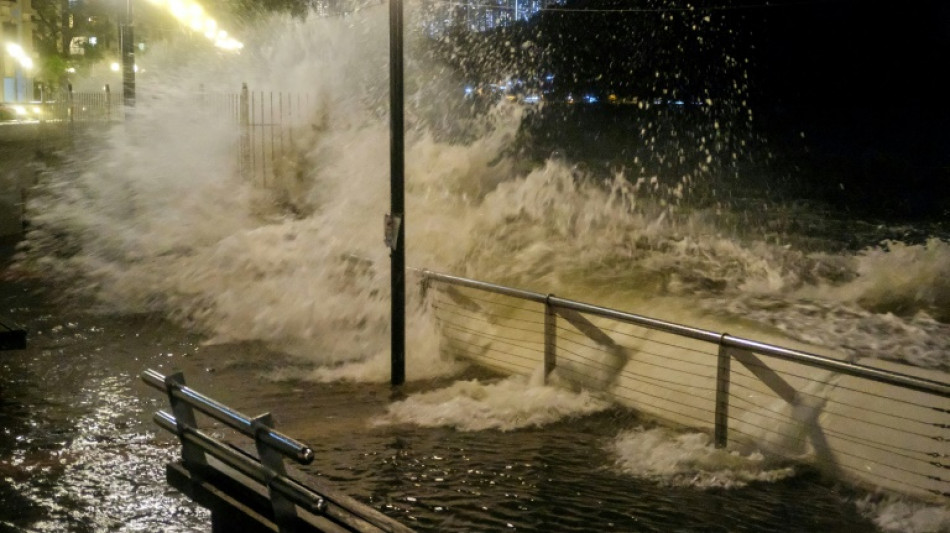 Supertufão Ragasa afeta Hong Kong depois de provocar 14 mortes em Taiwan