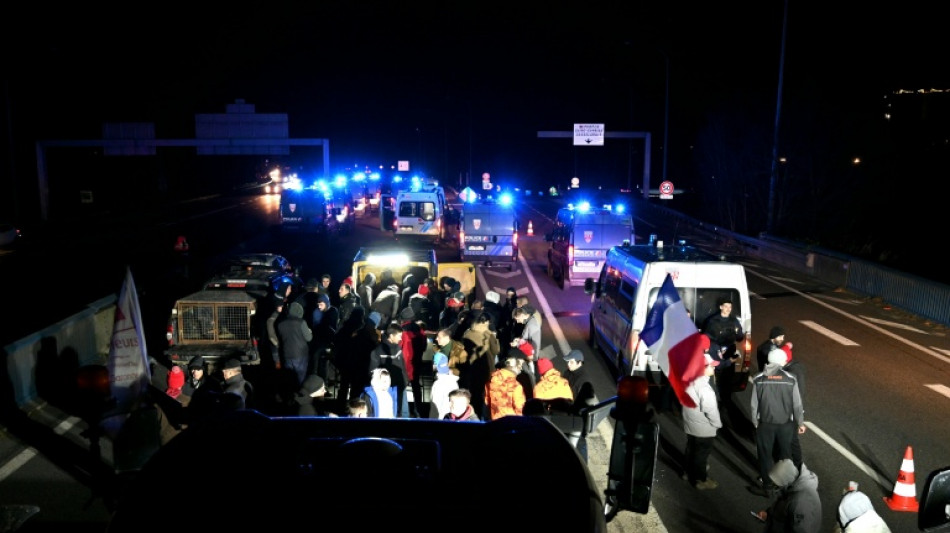 Dermatose: Lecornu promet d'acc&eacute;l&eacute;rer la vaccination, une "urgence absolue"