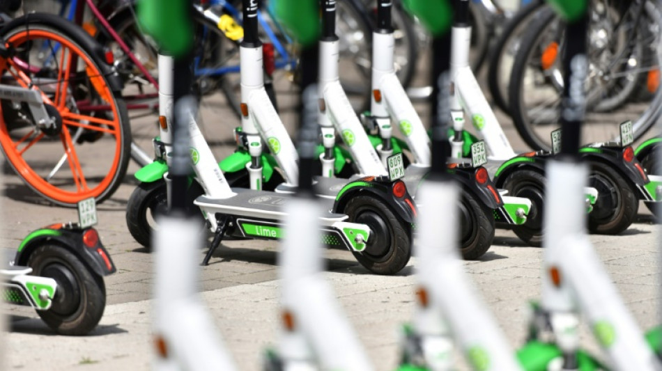 E-Scooter aus Frust von Br&uuml;cke auf belebte Gr&uuml;nfl&auml;che geworfen: Prozess