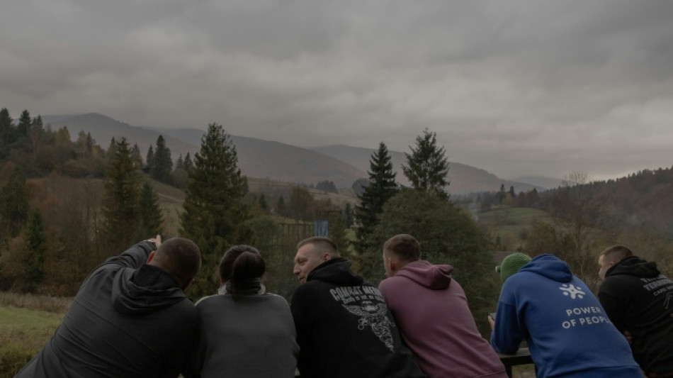 Personal m&eacute;dico ucraniano intenta superar el trauma en un retiro de monta&ntilde;a