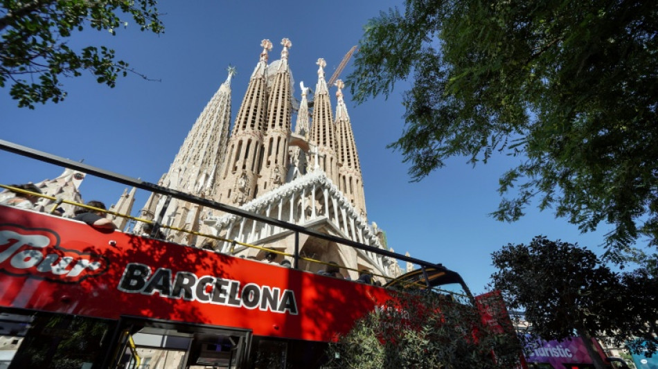 Activistas clim&aacute;ticas lanzan pintura sobre la fachada de la Sagrada Familia en Barcelona
